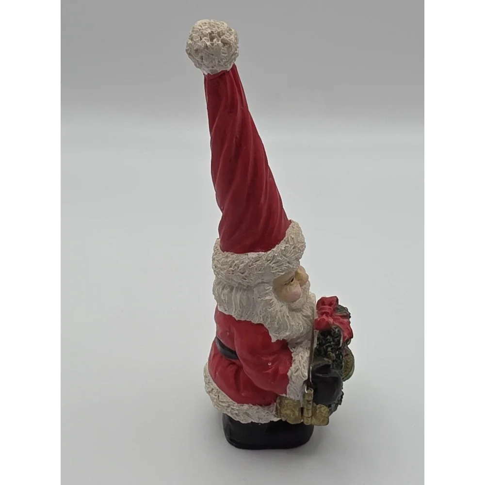 Santa Resin FIGURINE WITH wreath